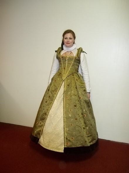 1565 English Elizabethan Gown 6